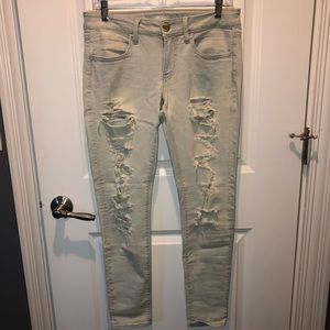 AE lightwash ripped jeans